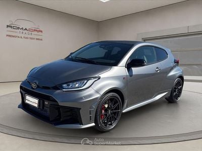 Usata Toyota Yaris 280 CV (205 kW) 2024 Grigio met Berlina