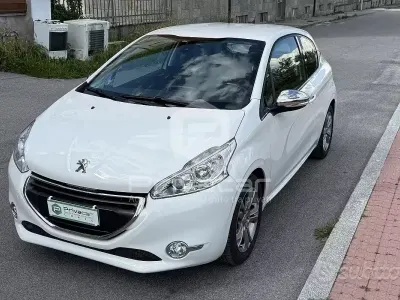 Usata Peugeot 208 Allure 68 CV (50 kW) 2014 Bianco Utilitaria