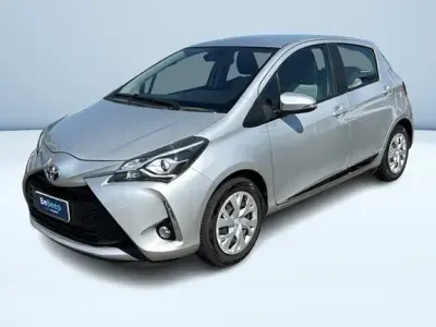 Usata Toyota Yaris Active 69 CV (50 kW) 2017 Grigio Berlina