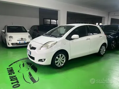 Usata Toyota Yaris 69 CV (50 kW) 2011 Bianco Utilitaria