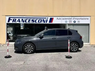 Usata VW Golf VIII Active 116 CV (85 kW) 2022 Grigio delfino Berlina