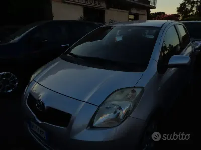 Usata Toyota Yaris Sol 69 CV (50 kW) 2009 Bianco Utilitaria