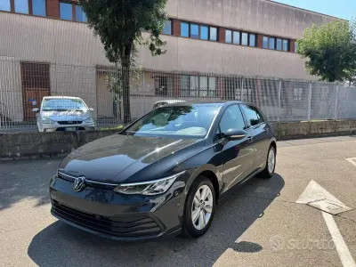 Usata VW Golf VIII Life 116 CV (85 kW) 2024 Grigio pastello Berlina