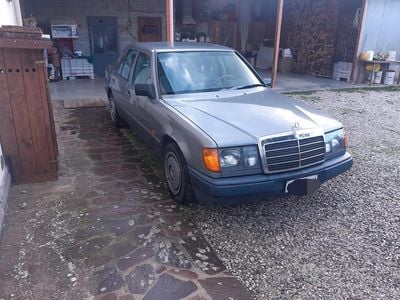 Usata Mercedes E200 122 CV (89 kW) 1989 Grigio Berlina