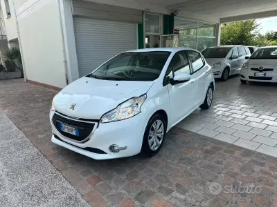Usata Peugeot 208 Active 82 CV (60 kW) 2013 Bianco Utilitaria
