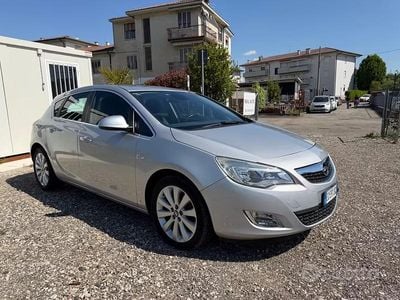 Occasion Opel Astra Cosmo 95 ch (69 kW) 2011 Gris Berline