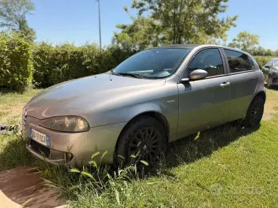 Usata Alfa Romeo 147 150 CV (110 kW) 2006 Grigio Utilitaria