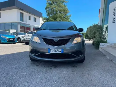 Usata Lancia Ypsilon 69 CV (50 kW) 2017 Grigio Utilitaria