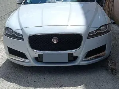 Usata Jaguar XF 300 CV (220 kW) 2015 Grigio Berlina