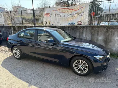Usata BMW 318 Sport Line 143 CV (105 kW) 2015 Blu Berlina