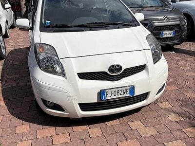 Usata Toyota Yaris 89 CV (65 kW) 2012 Bianco Utilitaria