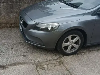 Usata Volvo V40 120 CV (88 kW) 2017 Grigio Berlina