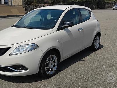 Usata Lancia Ypsilon 95 CV (69 kW) 2015 Bianco Utilitaria