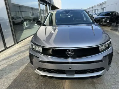 Nuova Opel Grandland X Business Elegance 131 CV (96 kW) 2025 Kontrast grey SUV