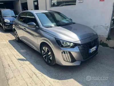 Usata Peugeot 208 Allure 101 CV (74 kW) 2025 Vari colori Utilitaria