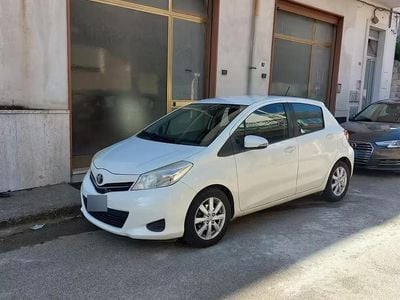 Usata Toyota Yaris Lounge 90 CV (66 kW) 2013 Bianco Utilitaria