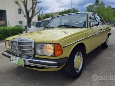 Usata Mercedes 200 94 CV (69 kW) 1970 Giallo Berlina