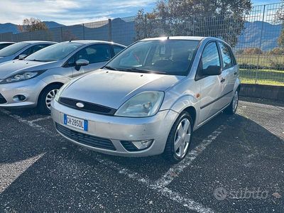 Usata Ford Fiesta 75 CV (55 kW) 2003 Grigio Berlina