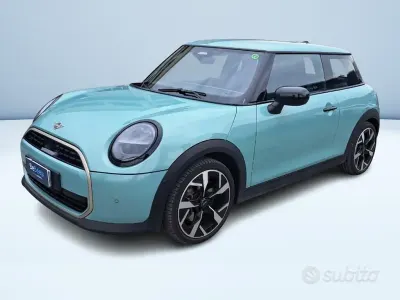 Usata Mini Cooper Favoured 114 kW (156 CV) 2025 Verde Utilitaria