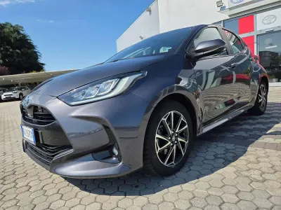 Usata Toyota Yaris Hybrid Trend 92 CV (67 kW) 2022 Dark grey met Berlina