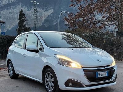 Bianco Usata 2016 Peugeot 208 Utilitaria | 4700 €