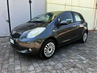 Usata Toyota Yaris Sol 69 CV (50 kW) 2010 Grigio Utilitaria