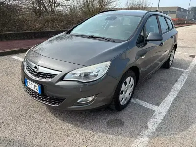 Usata Opel Astra Cosmo 101 CV (74 kW) 2011 Grigio Station wagon