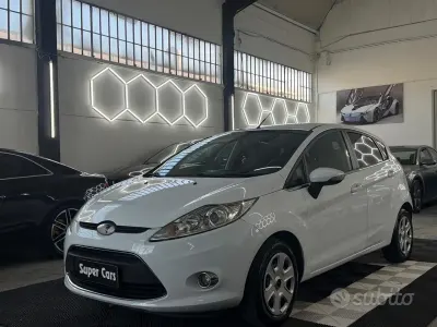 Usata Ford Fiesta Titanium 82 CV (60 kW) 2010 Bianco Berlina