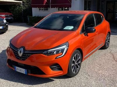 Usata Renault Clio V Techno 91 CV (66 kW) 2023 Arancione Berlina