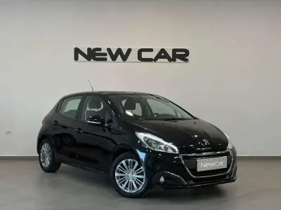 Usata Peugeot 208 GT-line 101 CV (74 kW) 2020 Nero Utilitaria