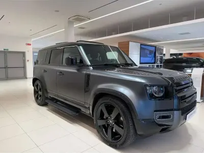 Usata Land Rover Defender Carpathian Edition 525 CV (386 kW) 2023 Grigio SUV