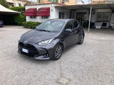 Usata Toyota Yaris Hybrid Lounge 116 CV (85 kW) 2022 Gray Berlina