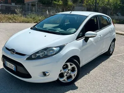 Usata Ford Fiesta 97 CV (71 kW) 2012 Bianco Berlina