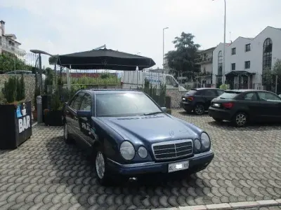 Usata Mercedes E250 Avantgarde 113 CV (83 kW) 1996 Blu Berlina