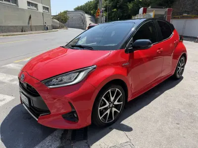Usata Toyota Yaris Hybrid 92 CV (67 kW) 2021 Rosso Berlina