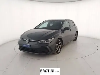 Usata VW Golf VIII R-line 150 CV (110 kW) 2023 Grigio metallizzato Berlina