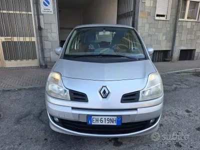 Käytetty Renault Modus Dynamique 75 HP (55 kW) 2010 Harmaa Tila-auto