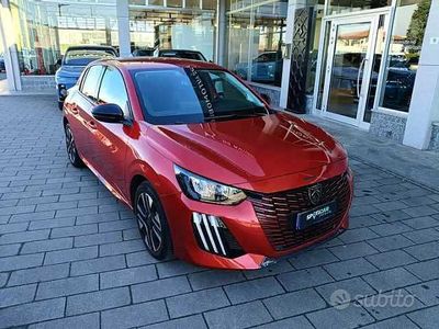 Usata Peugeot 208 Allure 101 CV (74 kW) 2024 Rosso elixir Utilitaria