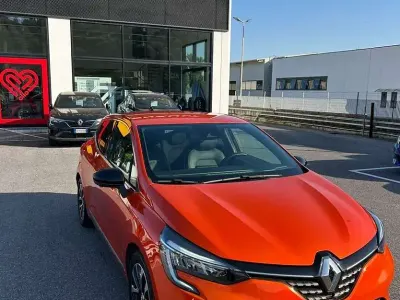 Usata Renault Clio V Techno 145 CV (106 kW) 2023 Arancione Berlina