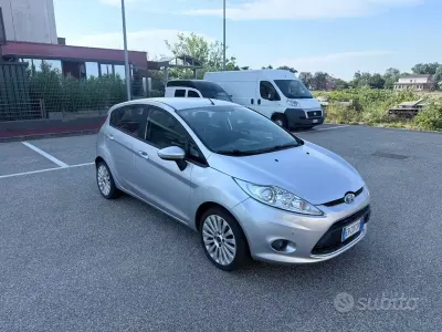 Usata Ford Fiesta Titanium 97 CV (71 kW) 2010 Grigio Berlina