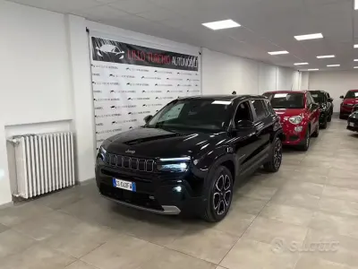 Begagnad Jeep Avenger Summit 101 HK (74 kW) 2023 Svart SUV
