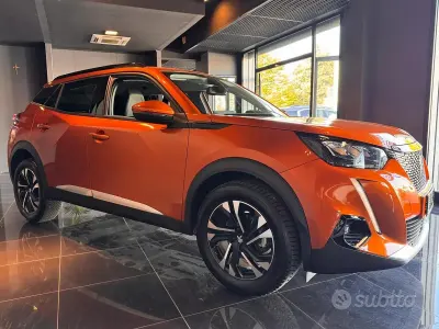 Usata Peugeot 2008 Allure 101 CV (74 kW) 2022 Arancione SUV