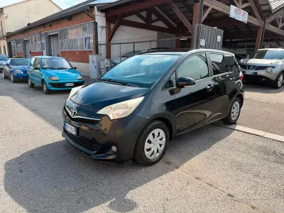 Usata Toyota Verso-S Style 99 CV (72 kW) 2012 Nero Monovolume
