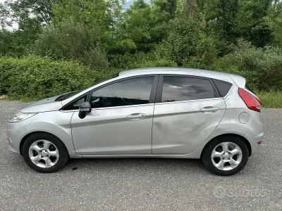 Begagnad Ford Fiesta 70 HK (51 kW) 2010 Grå Sedan