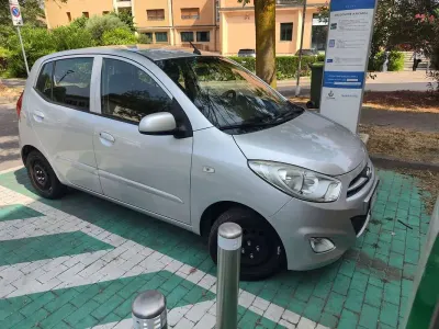 Usata Hyundai i10 Comfort 69 CV (50 kW) 2011 Grigio Utilitaria