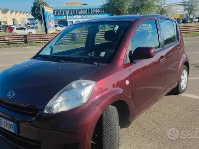 Usata Daihatsu Sirion SHO 69 CV (50 kW) 2011 Rosso Utilitaria