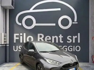 Nuova Toyota Yaris Hybrid Lounge 92 CV (67 kW) 2025 Grigio Berlina