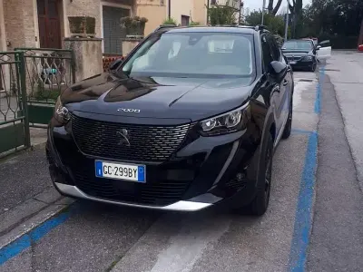 Usata Peugeot 2008 Allure 131 CV (96 kW) 2020 Nero SUV