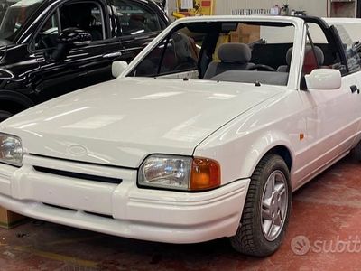 Begagnad Ford Escort Cabriolet 1989 Vit Cab