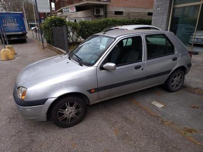 Usata Ford Fiesta Ghia 74 CV (54 kW) 2000 Argento Utilitaria